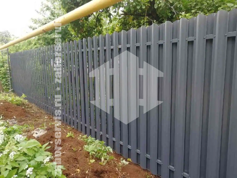 Заборы из металлического штакетника шахматка 50 метров