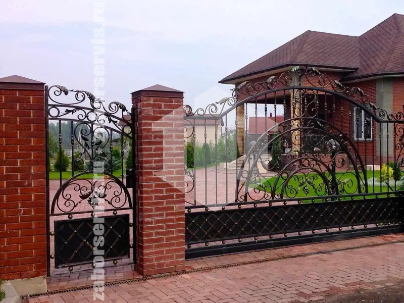 Кованый забор с распашными воротами 55 метров