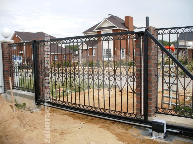 Кованые автоматические откатные ворота