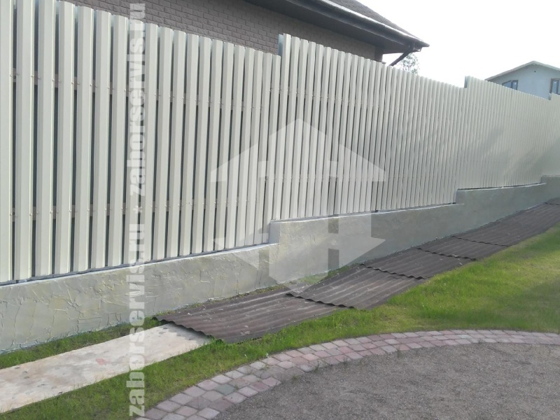 Забор из евроштакетника на ленточном фундаменте 63 метра