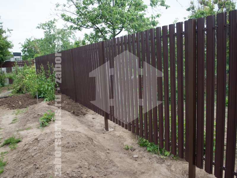 Забор из евроштакетника с бетонированием столбов 55 метров