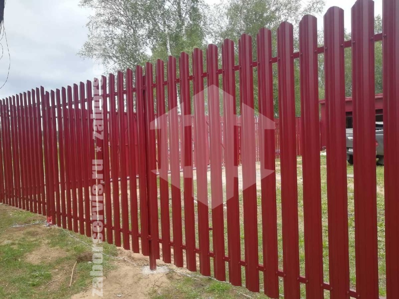 Забор из евроштакетника с забивными столбами 57 метров