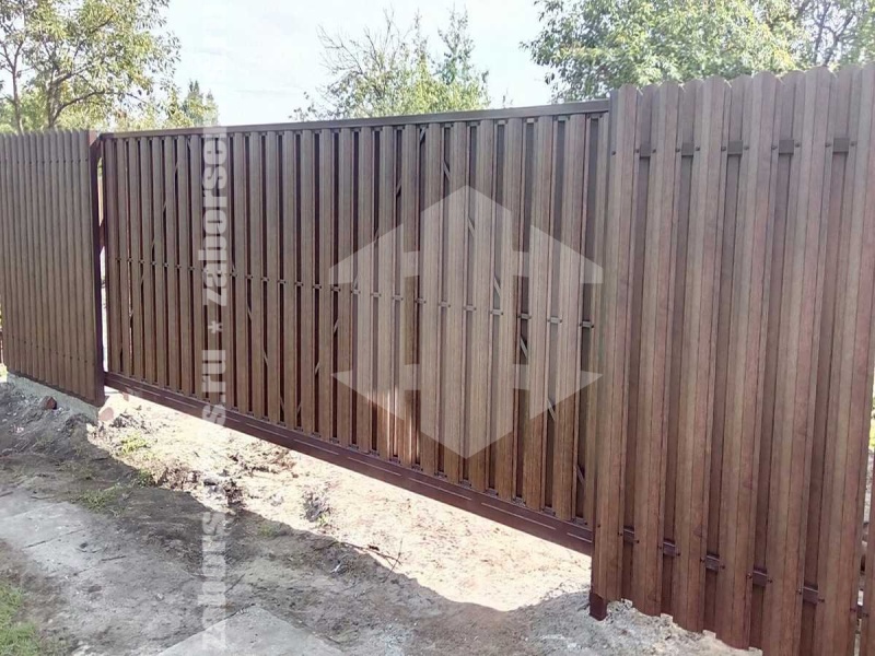 Забор из металлического штакетника под дерево 32 метра