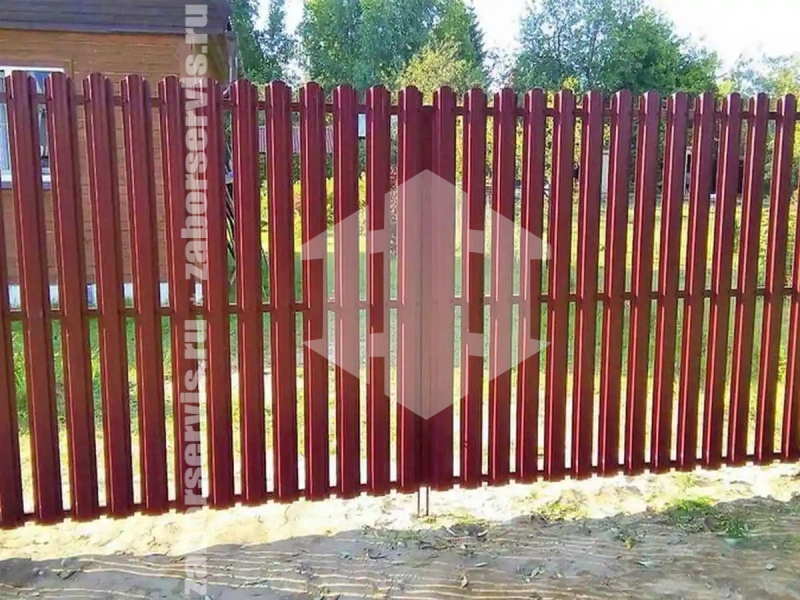 Забор из металлического штакетника красный 43 метра