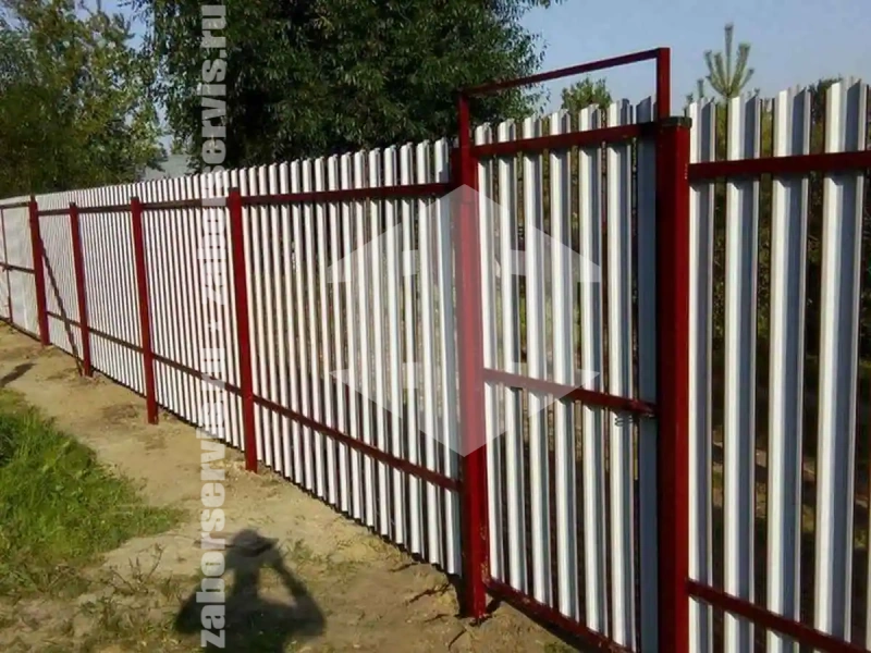 Забор из металлического штакетника красный 43 метра