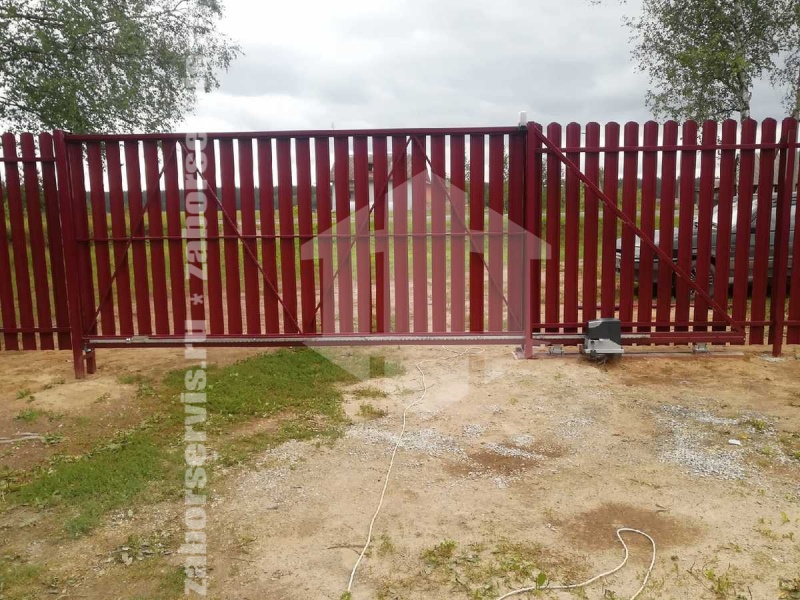 Забор из евроштакетника с забивными столбами 57 метров