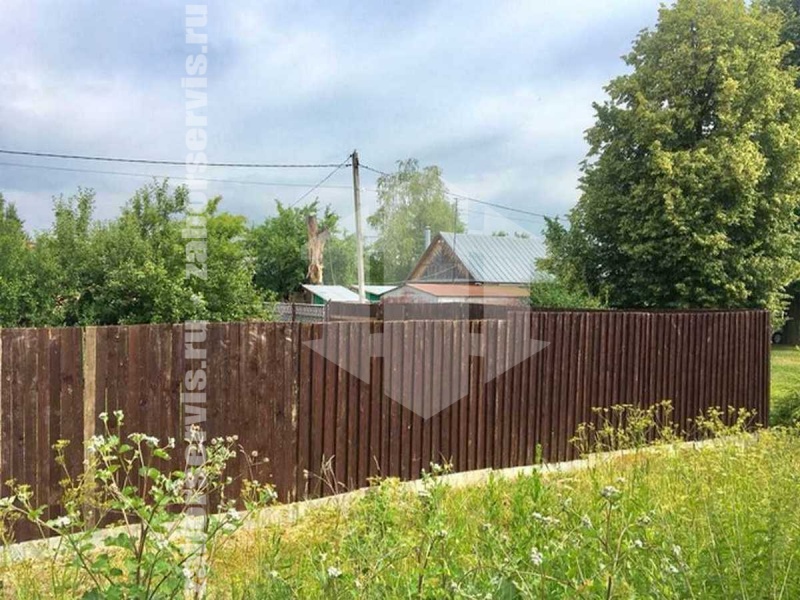 Забор из профнастила под дерево 54 метра