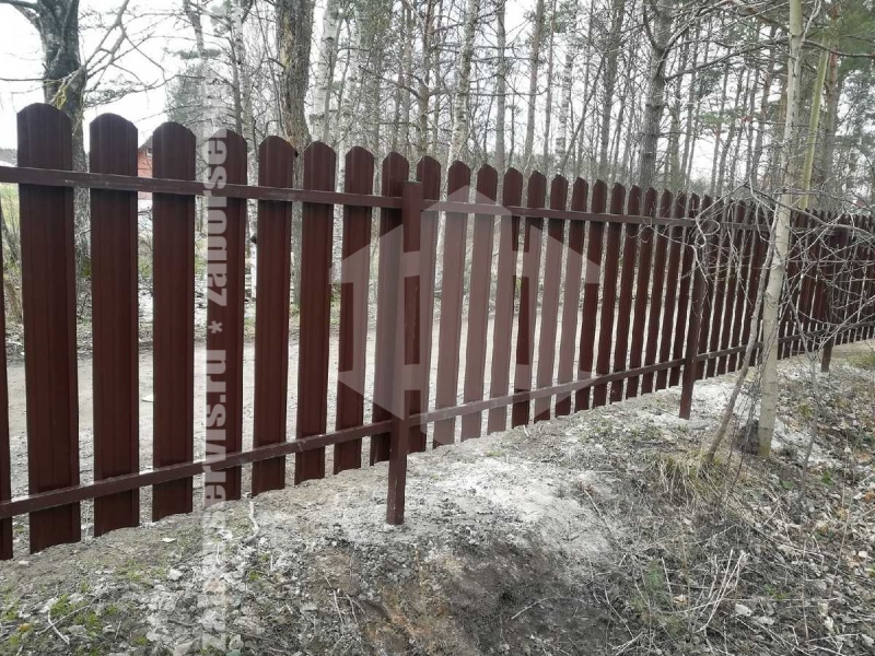 Забор из металлического штакетника коричневый 26 метров