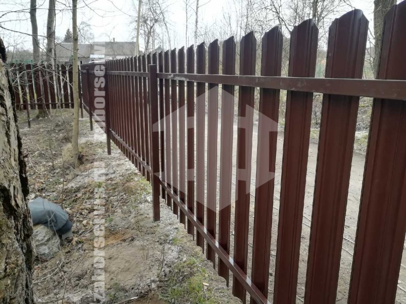 Забор из металлического штакетника коричневый 26 метров